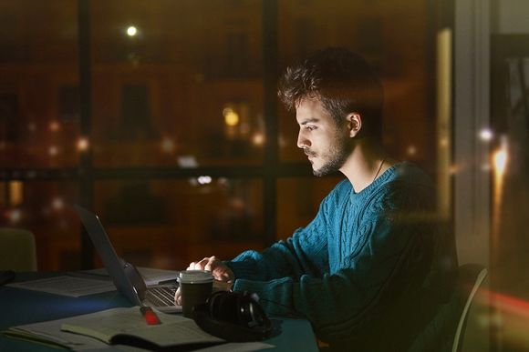 dunkles Büro Mann Abends Büro