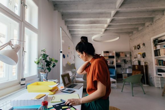 Frau mit Laptop im Büro