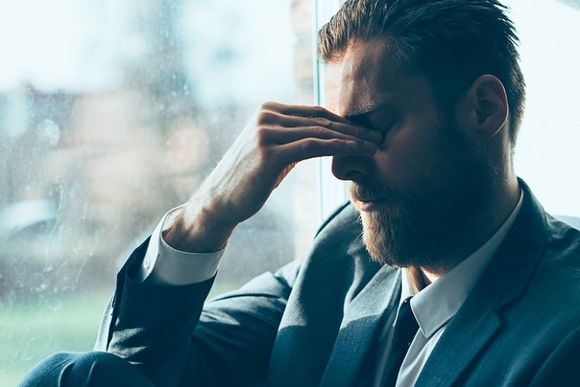 Stress Mann Anzug