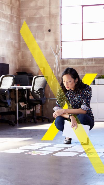Online Marketing Managerin am Arbeiten Online Marketing Managerin am Arbeiten