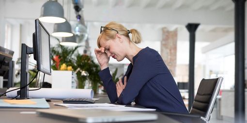 Frau ist unzufrieden im Job