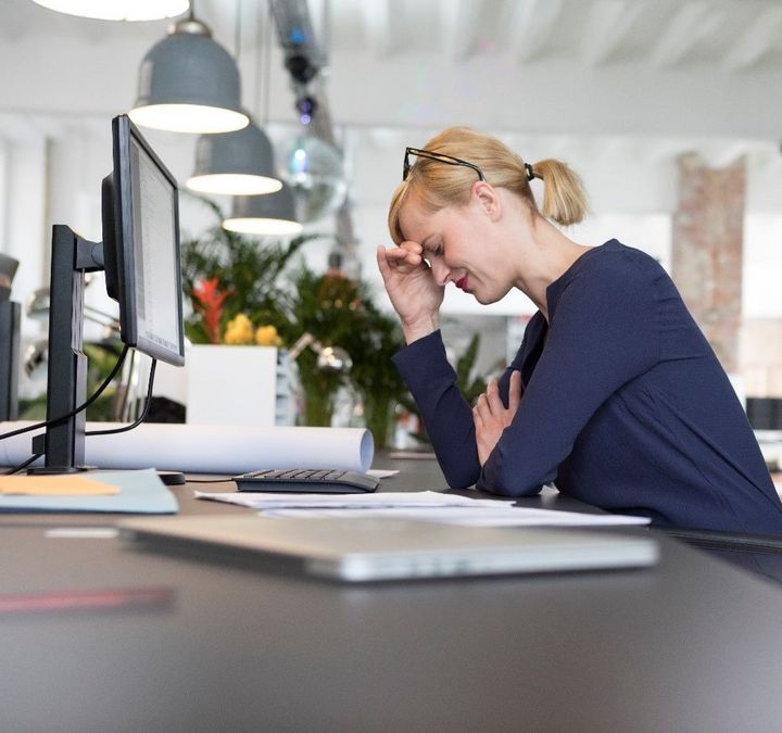 Frau ist unzufrieden im Job