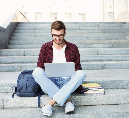 Student schreibt Bewerbung