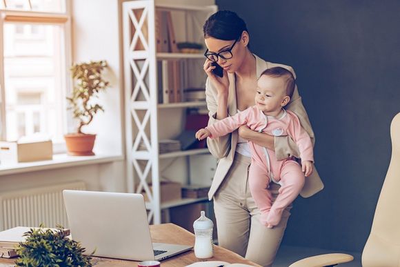 Frau mit Baby am arbeiten