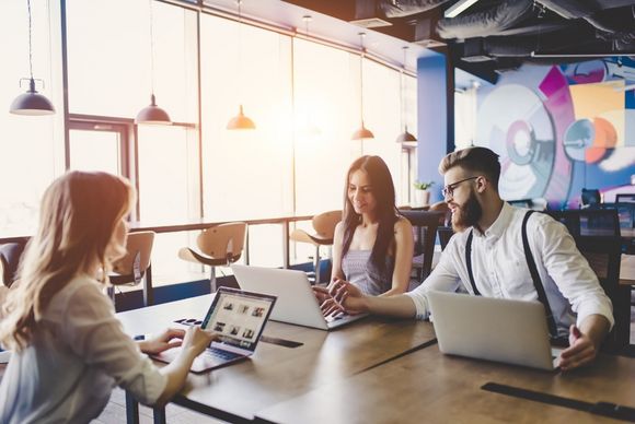 Digitalisierung im Büro – Frau mit Laptop