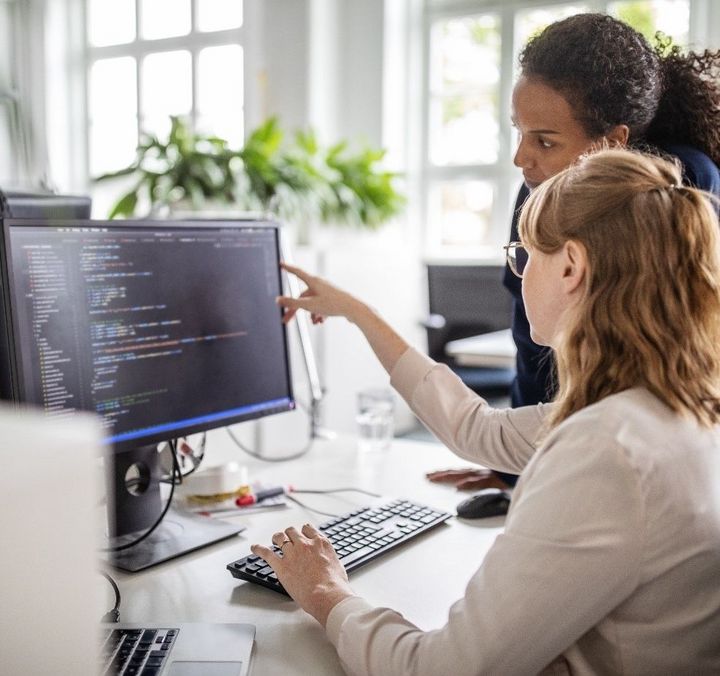 Softwareentwicklerin bei der Arbeit - Gehaltscheck