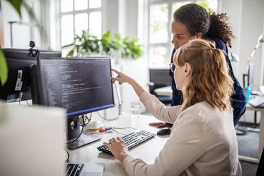 Softwareentwicklerin bei der Arbeit - Gehaltscheck Softwareentwicklerin bei der Arbeit - Gehaltscheck