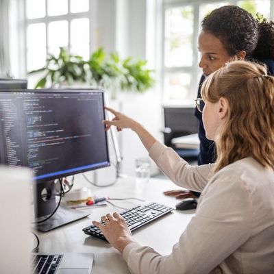 Softwareentwicklerin bei der Arbeit - Gehaltscheck