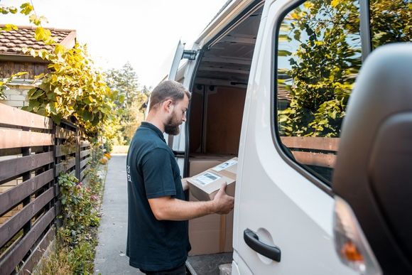 Zusteller übt Nebenjob während Kurzarbeit aus