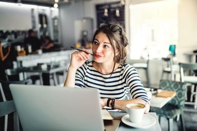 Frau schreibt englische Bewerbung auf Laptop