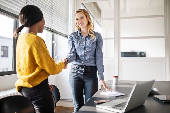 Neuer Job passt nicht: Frau schüttelt Personalerin zum Abschied die Hand.