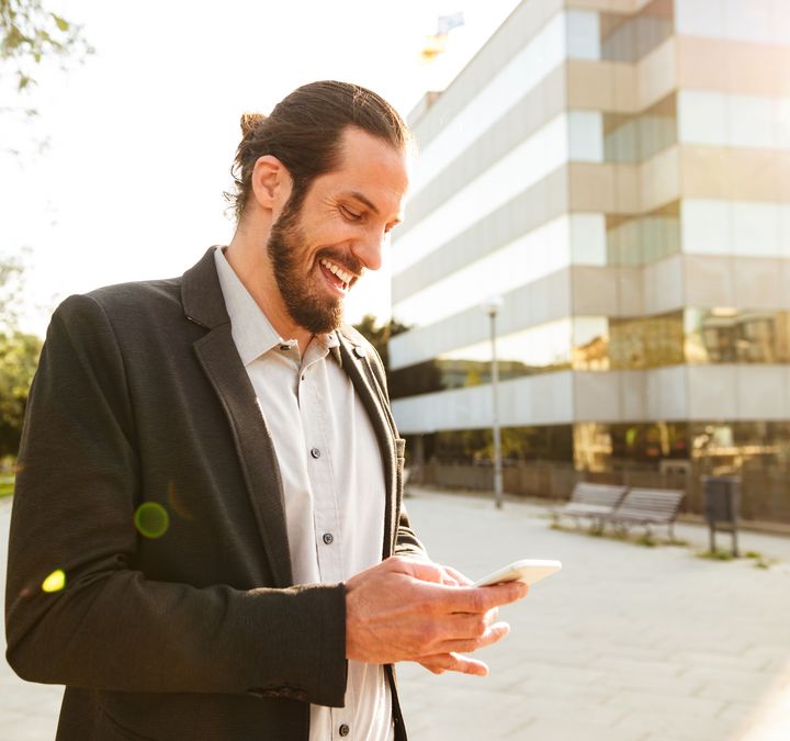 Key Account Manager am Telefon im Gespräch mit einem Kunden 