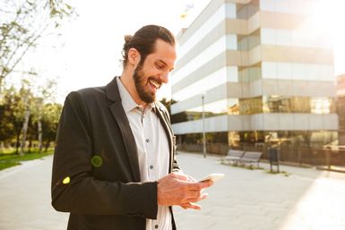 Key Account Manager am Telefon im Gespräch mit einem Kunden 