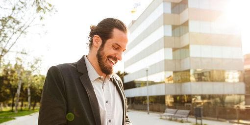 Key Account Manager am Telefon im Gespräch mit einem Kunden 