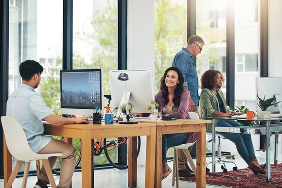 Modernes Büro Frau Mann