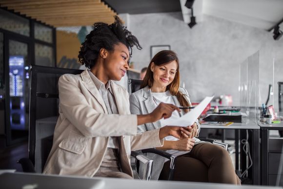 Freelancerin bei der Arbeit im Unternehmen