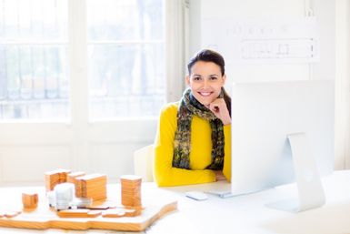 junge Selbstständige im Büro