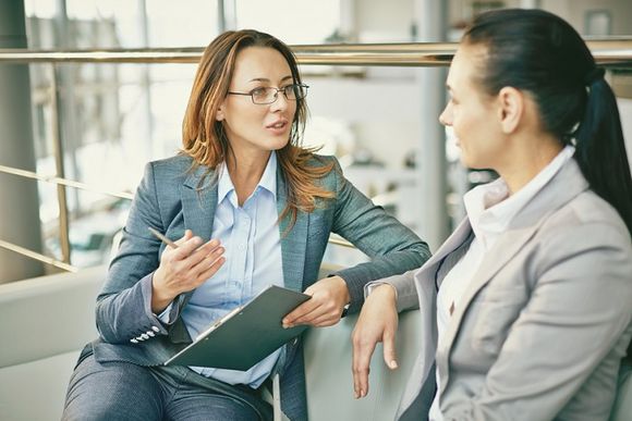 zwei Geschäftsfrauen bei einer Besprechung