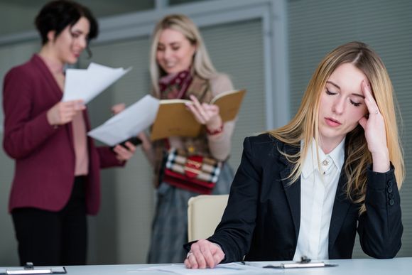 : Lärm am Arbeitsplatz kann Kopfschmerzen verursachen