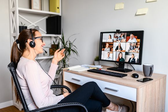 Freelancerin im Digitalberuf bei Online-Meeting