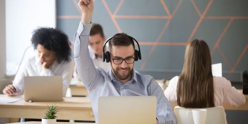 Kopfhörer reduzieren Lärm im Büro