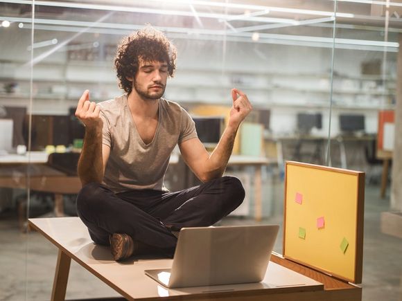 Mentalübung Büro Mann Laptop