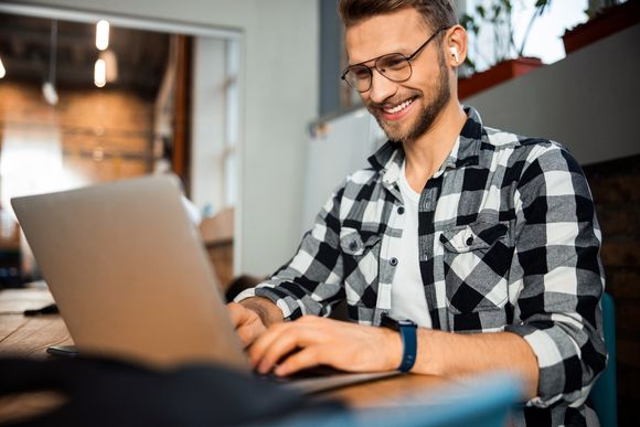 Recruiterin auf Kandidatensuche am Telefon