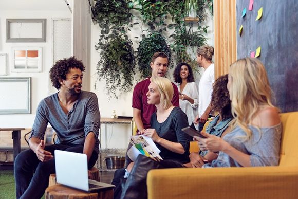 Teammitglieder diskutieren Ideen in agilem Prozess