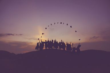 Absolventen feiern ihren Bachelorabschluss