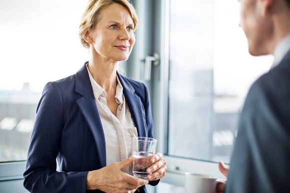 Frau Gespräch Glas Anzug Bluse 