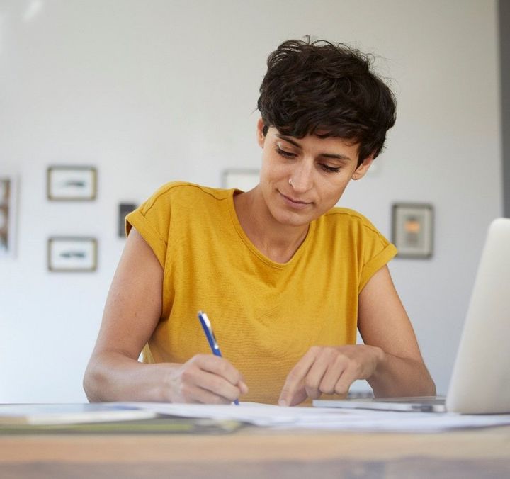 Frau schreibt perfekte Bewerbung