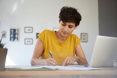 Frau schreibt perfekte Bewerbung