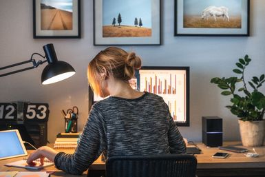 Frau bei beruflicher Weiterbildung – online